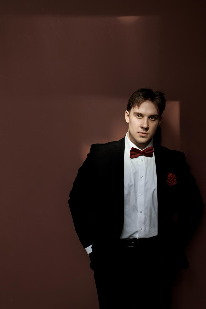 Продюсер Дмитрий Сиваков за компьютером